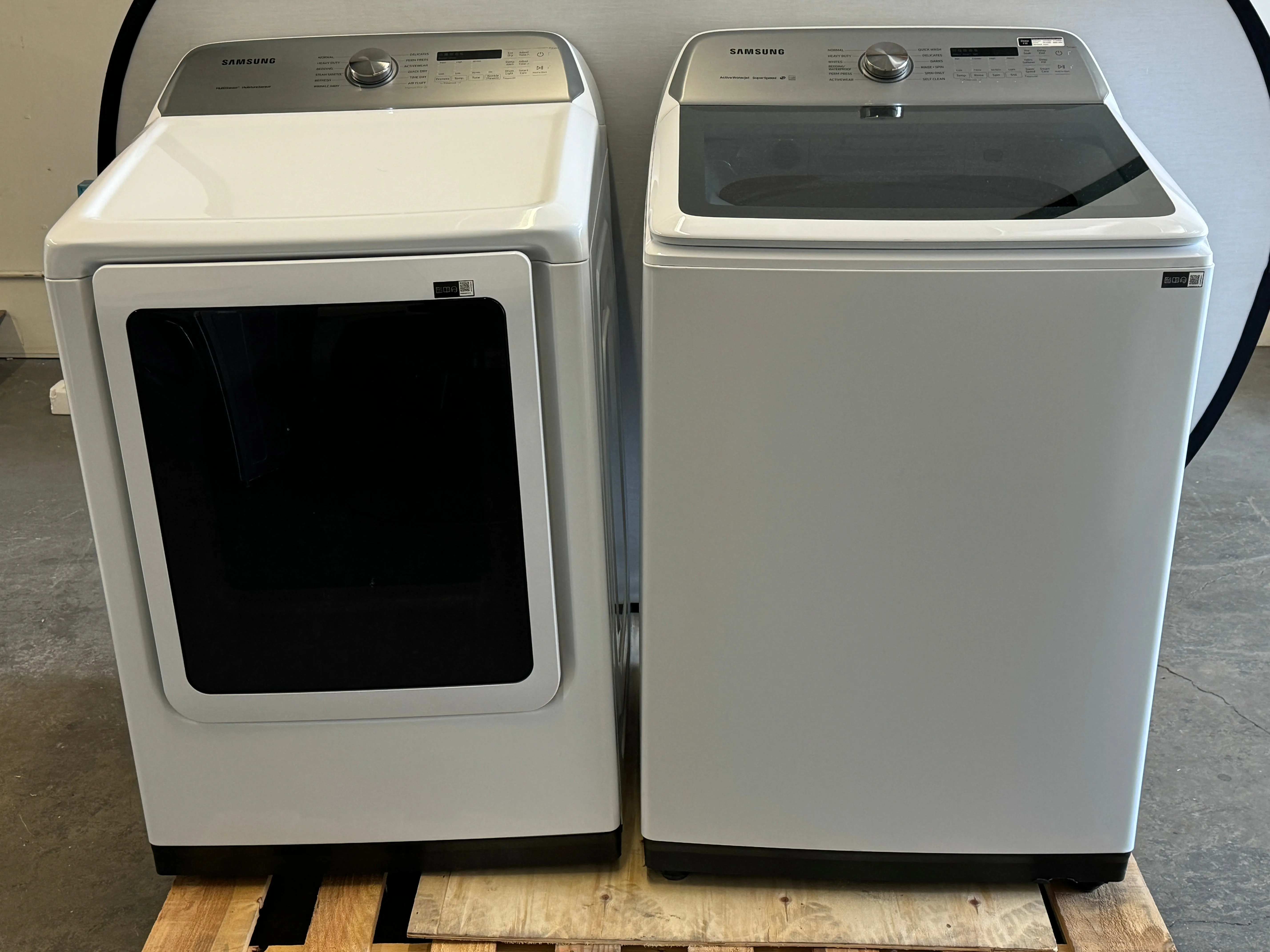 Samsung BESPOKE SAWADRGAW5400 White Side-by-Side Set with Top Load Washer (WA50R5400AW) and Gas Dryer (DVG50R5400W)