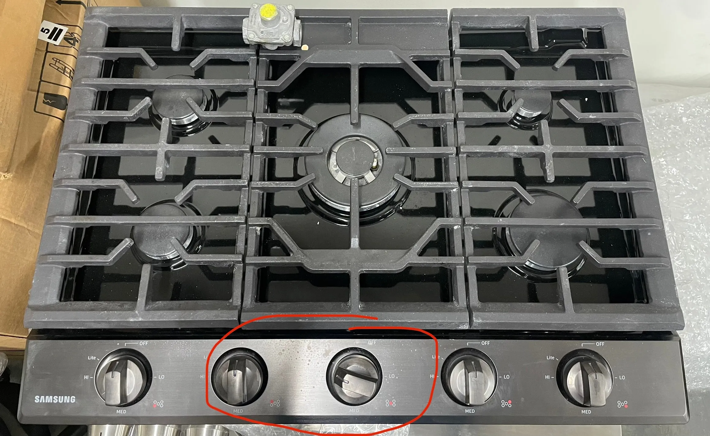 Samsung NA30N6555TG 30 Inch Gas Smart Cooktop with 5 Sealed Burners, Cast-Iron Grates, 19K Power Burner, LED Illuminated Backlit Knobs, Removable Griddle, Ready2Fit™ Guarantee, and ADA Compliant: Fingerprint Resistant Black Stainless Steel